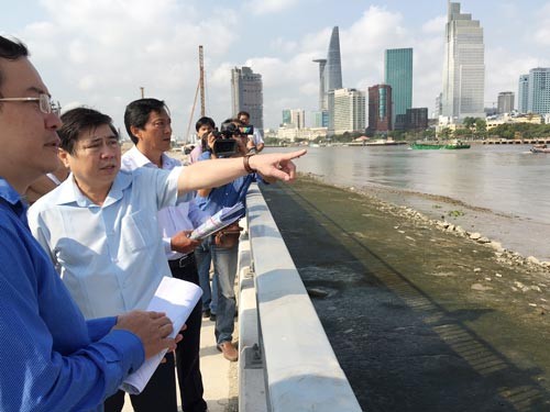 Chairman Nguyen Thanh Phong at the location where Thu Thiem 2 Bridge will be built (Photo: SGGP)